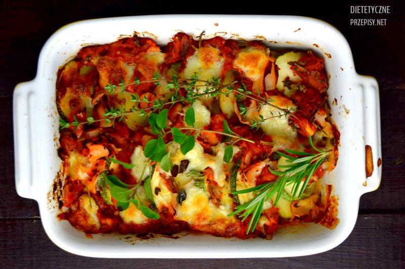 Zdrowa zapiekanka z cukinią, pomidorami i mozzarellą a B M